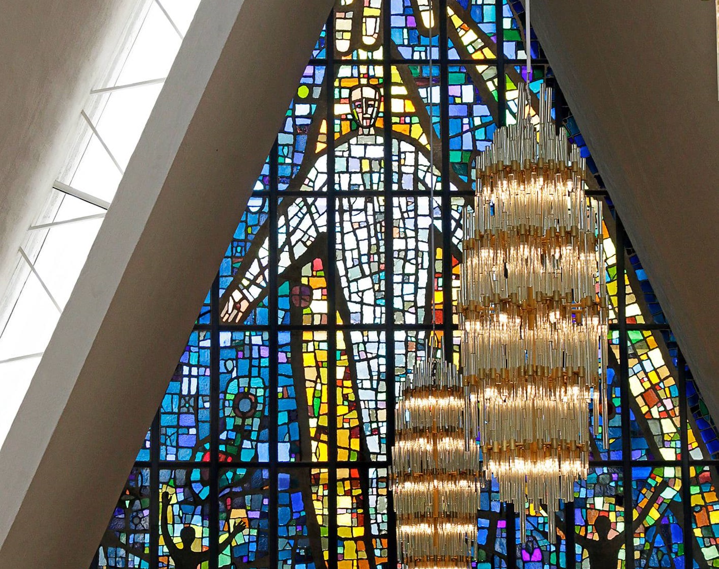 Utsnitt av glassmaleriet i Tromsdalen kirke